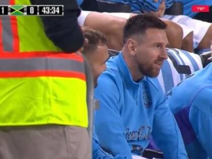 Messi observa el partido ante Jamaica.