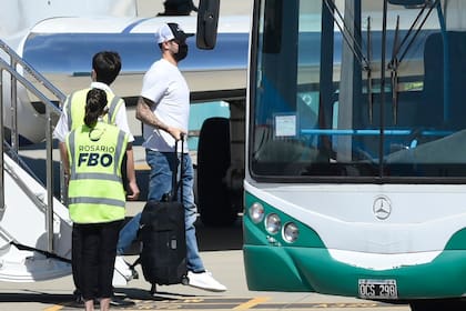 Messi, Paredes, Icardi y Di María, llegaron en un chárter a Rosario, para pasar las fiestas en familia