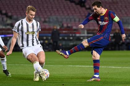 Uno de los tantos remates de Messi, ante la marca de De Ligt, en una noche en la que se le negó el gol