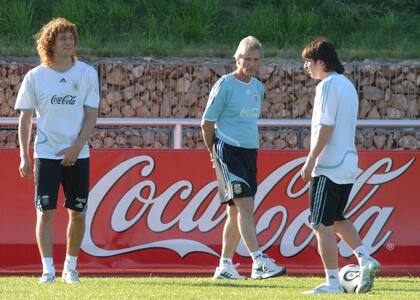 Messi, Pekerman y Coloccini durante un entrenamiento de la selección durante la Copa del Mundo 2006