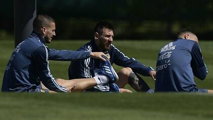 Messi, pensativo, junto con Benedetto y Otamendi, en la práctica matutina de ayer en Ezeiza