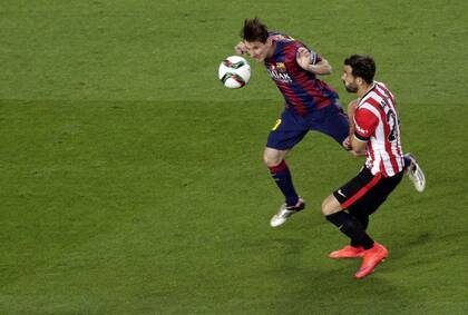 Messi, perseguido por Balenziaga (Bilbao)