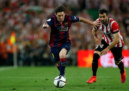 Messi, perseguido por Balenziaga (Bilbao), el 30 de mayo de 2015, en la final por la Copa del Rey: el 10 de Barcelona ganó el duelo e hizo dos goles