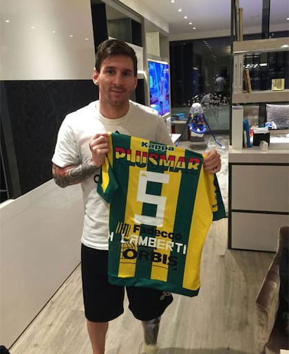 Messi posa, a principios de 2016, con la camiseta de Lamberti