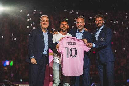 Messi posa junto a los dirigentes del club, entre ellos David Beckham, con su nueva camiseta de Inter Miami, el premio que buscarán Rotondi y Lotti