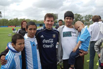Messi posando con los chicos