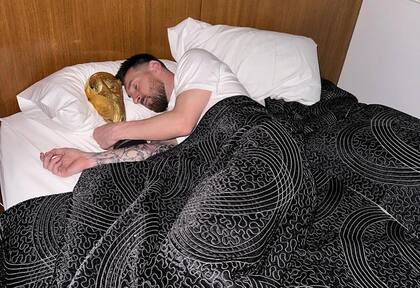 Messi posó acostado con la Copa del Mundo