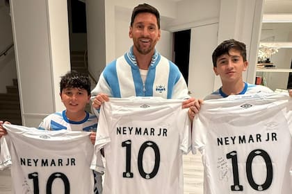 Messi posó con sus hijos y las camisetas regaladas por Neymar