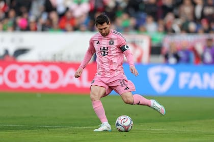 Messi quedó a un solo gol de los 900 totales en su carrera