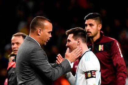 Messi recibe el saludo de Dudamel, tras caer en Madrid en el último encuentro ante Venezuela