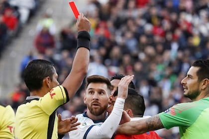 Messi recibe la tarjeta roja contra Chile, en la Copa América.
