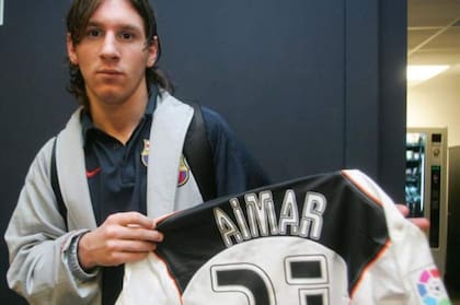 Messi, recién comenzando su carrera, con la camiseta de Valencia de Pablo Aimar, su ídolo