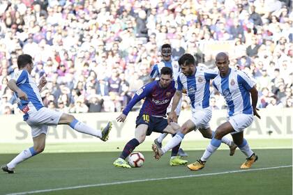 Messi, recuperado de la pubialgia, en acción en el derby catalán