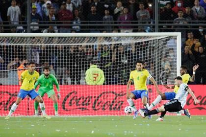 Messi remata contra Danilo, Alisson, su compañero en PSG Marquinhos y Fred; el rosarino acumula seis goles en la clasificación mundialista, incluidos dos de penal.