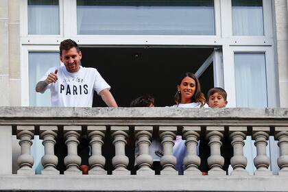 Messi, Roccuzzo y sus niños en el balcón de su cuarto en el hotel Royal Monceau, donde se reunieron numerosos simpatizantes para ver al ex capitán de Barcelona en su primer día en París.