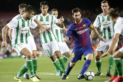 Messi, rodeado de futbolistas del Betis que dirigió Setién hasta mayo de 2019