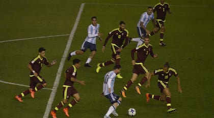 Messi, rodeado de venezolanos, pero acompañado en el área por Dybala e Icardi