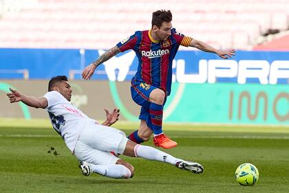 Messi, lanzado en carrera, deja atrás la marca de Casemiro
