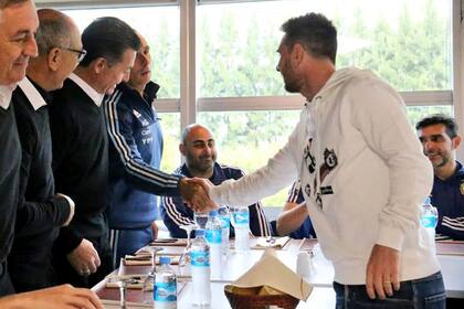 Messi saluda a Carlos Borrello, entrenador de la selección femenina.