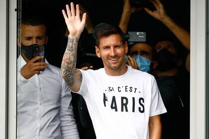 Messi saluda a los hinchas en el aeropuerto de París