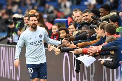 Messi saluda a quienes están a un lado del campo de juego previamente a un partido de PSG; el futuro del 30 en el equipo es incierto.