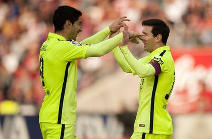 Messi saluda a Suárez, quien le sirvió su gol