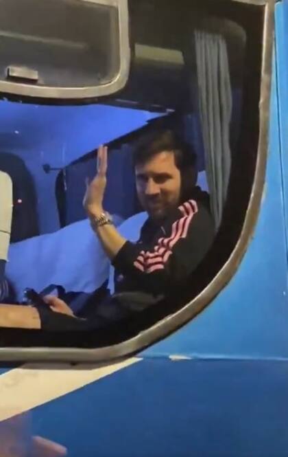 Messi saludó a los hinchas desde el micro