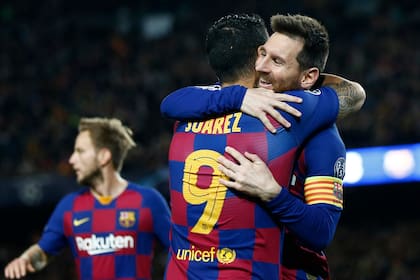 Messi se abraza con Suárez después del gol del uruguayo que abrió la cuenta para Barcelona ante Borussia Dortmund, ayer