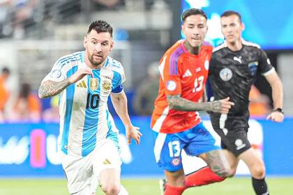 Messi se calzó la cinta de capitán y la selección argentina se impuso ante Chile