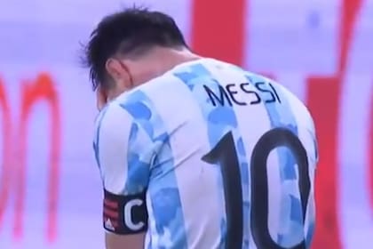 Messi se desplomó tras el pitazo; después, sus compañeros corrieron a abrazarlo para un desahogo grupal
