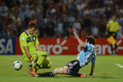 Mano a mano, cara a cara con Messi, en uno de los tantos clásicos rioplatenses que jugaron