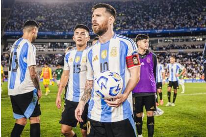 Messi se llevó la pelota por el triplete de goles ante Bolivia. Ya le había anotado tres goles en el Monumental en las eliminatorias pasadas