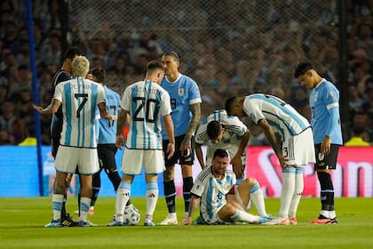 Messi se toma su tobillo tras la infracción de Núñez