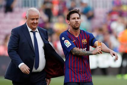 Messi se va de la cancha acompañado por Carles Naval, el delegado del equipo