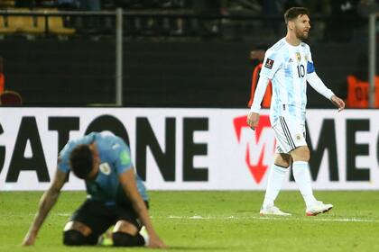Messi se va luego de una breve participación en el 1-0 ante Uruguay