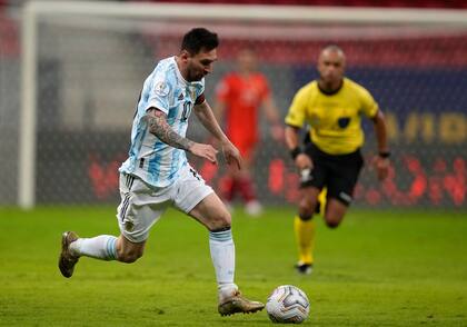 Messi, siempre Messi, encara y se escapa: el crack tuvo una muy buena tarea