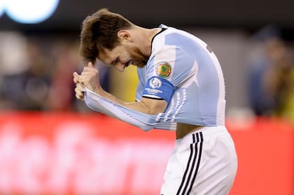 Messi sin consuelo tras fallar el penal ante Chile en la final de la Copa América 2016