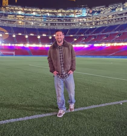 Messi sonríe en su regreso al estadio del Barcelona