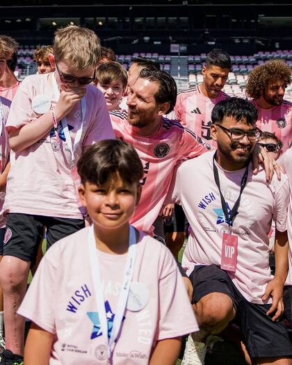 Messi, sonriente, junto a los agasajados de esta acción solidaria