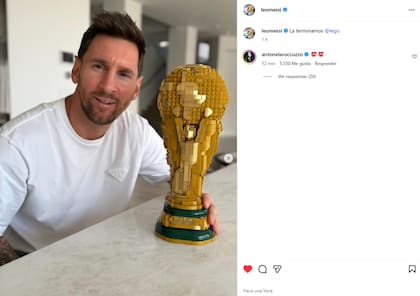 Messi sorprendió al compartir una foto junto a la Copa del Mundo hecha de LEGO