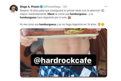 Messi sostiene el plato con la hamburguesa