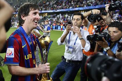 Messi sostiene el trofeo, luego de derrotar a Estudiantes en el último partido de la Copa Mundial de Clubes en Abu Dhabi, Emiratos Árabes Unidos, el sábado 19 de diciembre de 2009