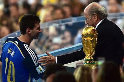 Lionel Messi sube a recibir el premio al mejor jugador del Mundial en Brasil 2014
