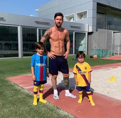 Messi suele jugar a la pelota con Thiago y Mateo