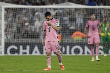 Messi sufre; al fondo, Monterrey celebra el golazo de Berterame, el segundo del equipo mexicano