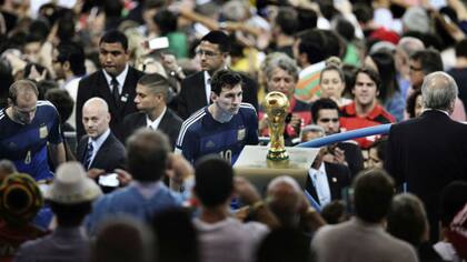 La foto que pasó a la historia: Lionel Messi y la Copa, tan cerca y tan lejos