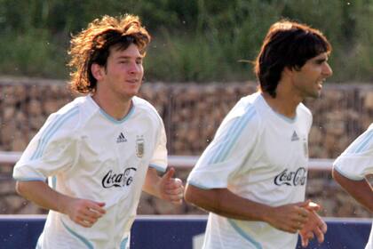 Messi tenía 18 años cuando se conoció con Ayala, y hoy, 32; fueron compañeros durante dos años en la selección, y ahora el ex zaguero integra el cuerpo técnico de Scaloni