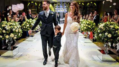 Lionel Messi y Antonela Roccuzzo junto a Thiago, su hijo mayor, la noche del casamiento