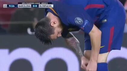 Messi toma una pastilla en pleno partido