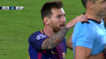 Messi tomó al árbitro y fue amonestado